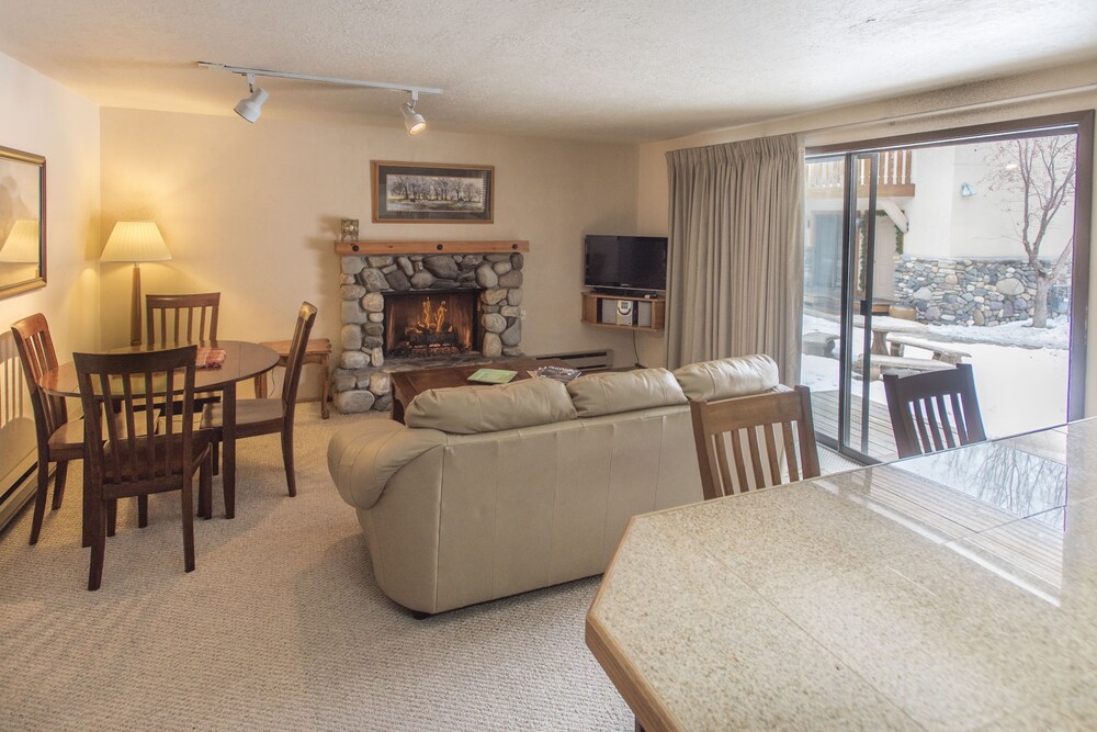 거실 공간 (Unit 7 One Bedroom Condo)