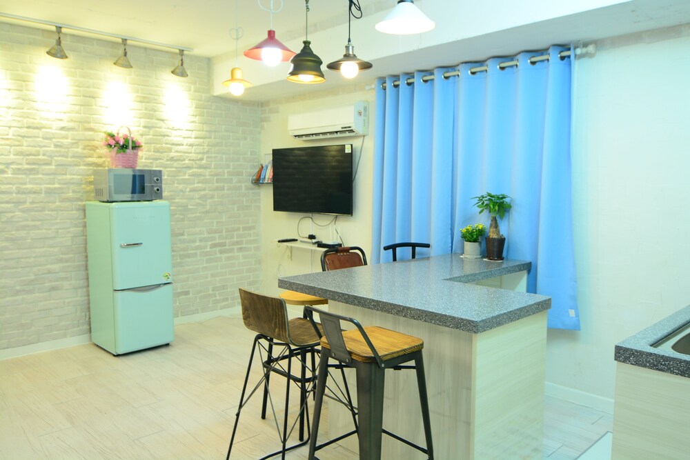 객실 (프리미어 스튜디오 스위트, 침실 2개, 장애인 지원, 냉장고 및 전자레인지 (with Kitchen and 2 Private Bathrooms))