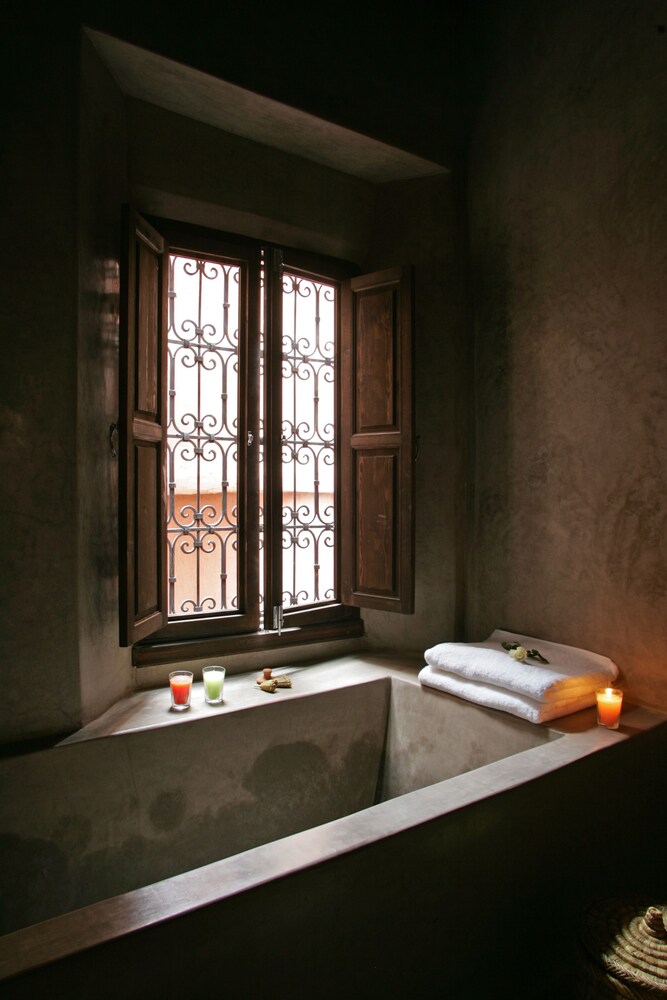 Deep Soaking Bathtub