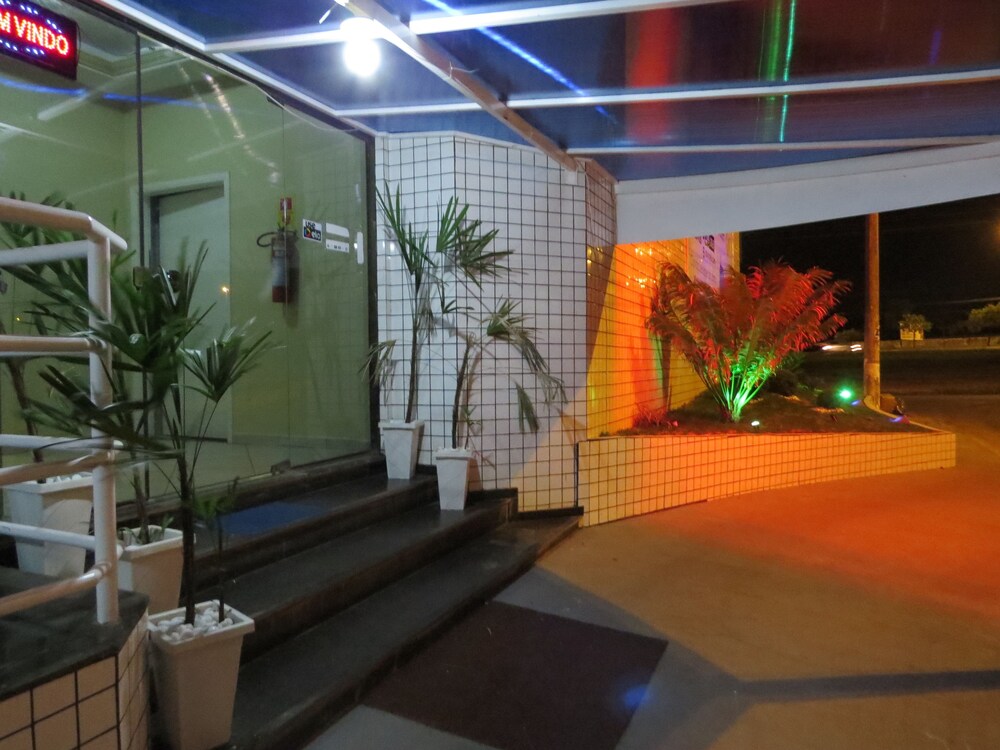 Fachada do hotel (à noite)