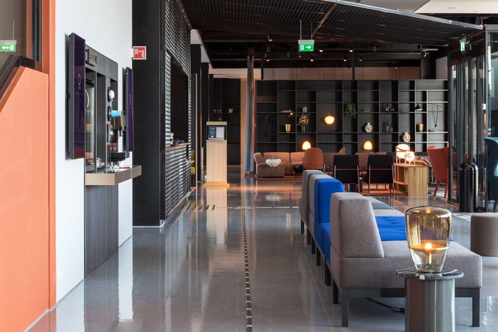 Lobby-lounge