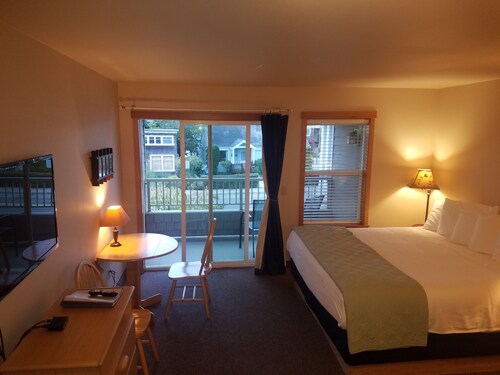 Sea Breeze Court