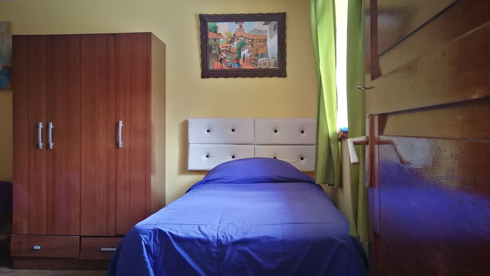 Basic Triple Room, 3 Twin Beds, Shared Bathroom - Guestroom