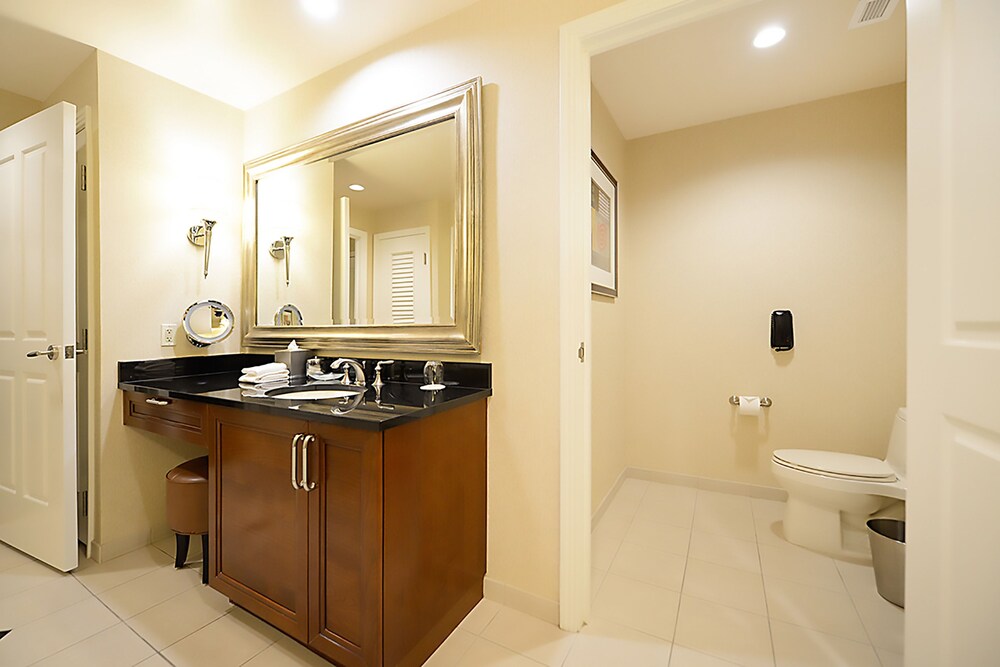 Signature Suite, 1 Bedroom, 2 Bathrooms, City View - Bathroom