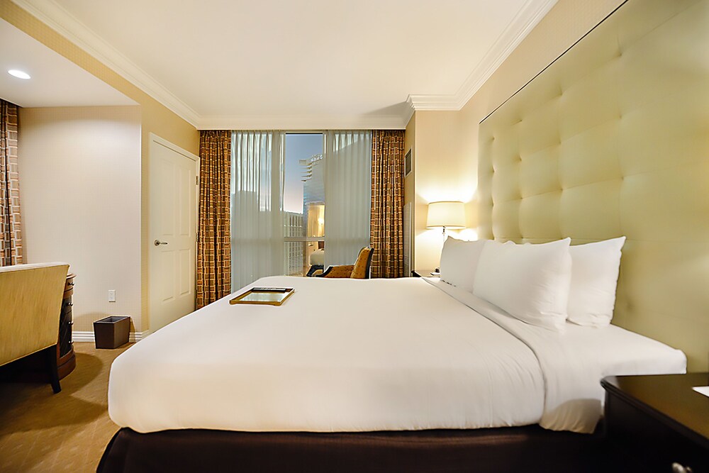 Signature Suite, 1 Bedroom, 2 Bathrooms, City View - Room