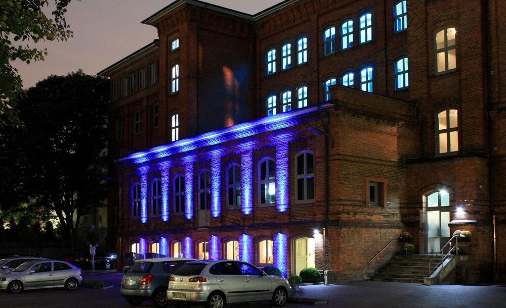 Hotelfassade am Abend/bei Nacht