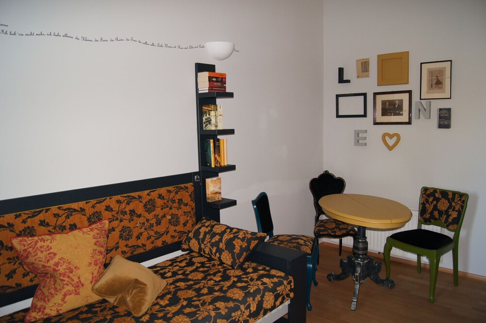 Essbereich im Zimmer (Design-Apartment, 1 Schlafzimmer, Gartenblick)