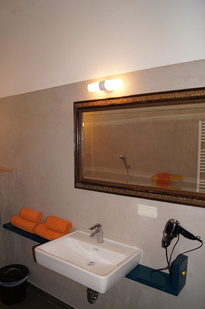 Waschbecken im Bad (Design-Apartment, 1 Schlafzimmer, Gartenblick)