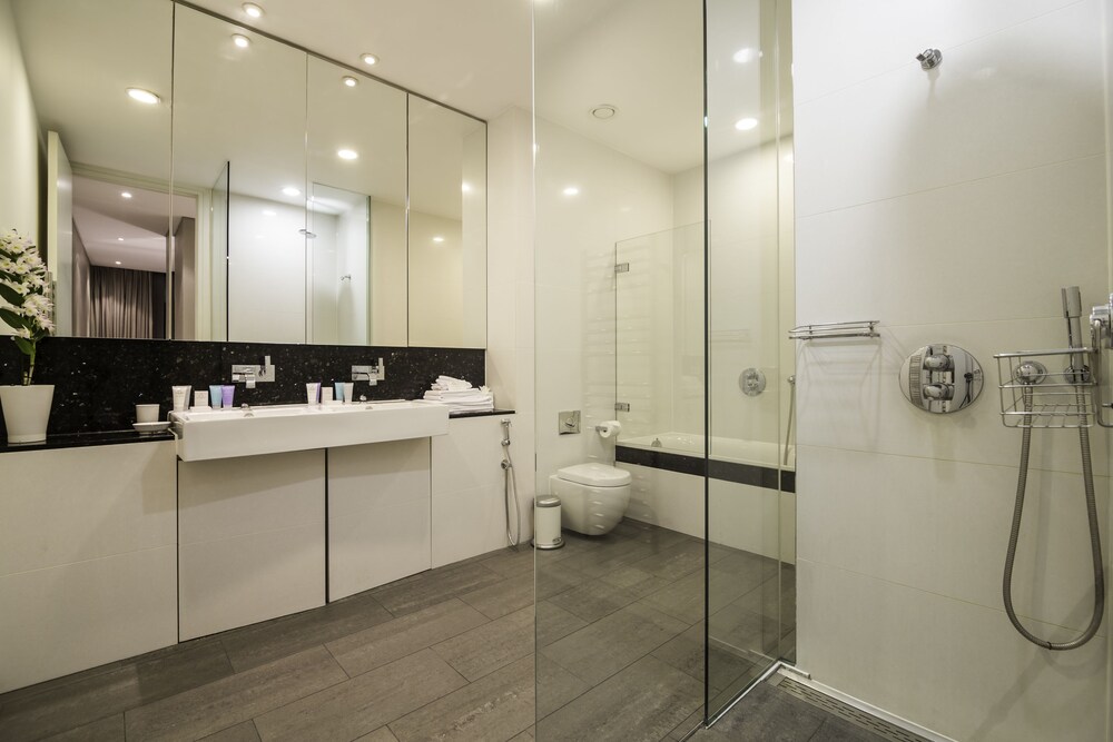 Luxury Penthouse, 3 Bedrooms, Accessible, City View - Bathroom
