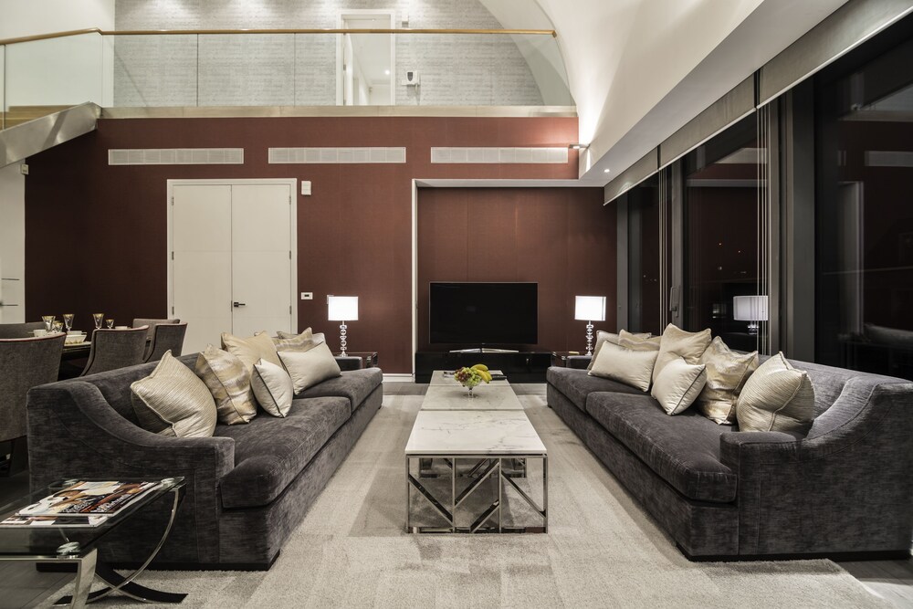 Luxury Penthouse, 3 Bedrooms, Accessible, City View - Living Room