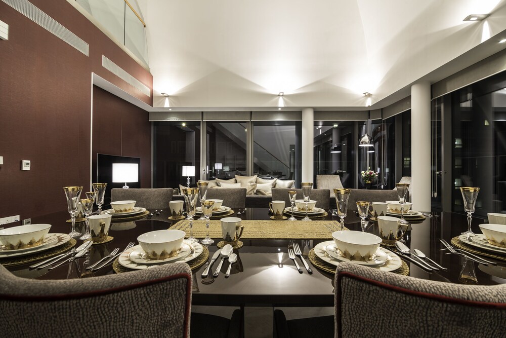 Luxury Penthouse, 3 Bedrooms, Accessible, City View - In-Room Dining