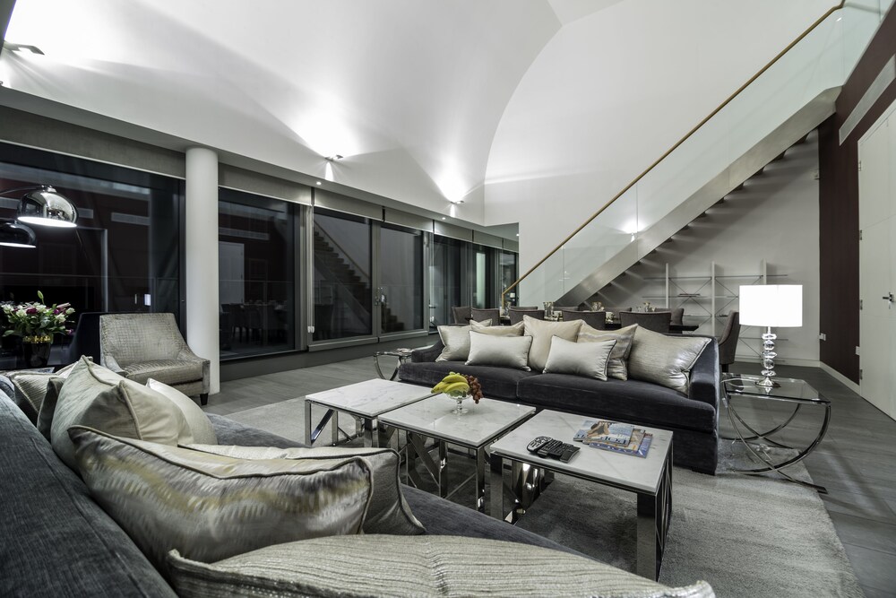 Luxury Penthouse, 3 Bedrooms, Accessible, City View - Living Room