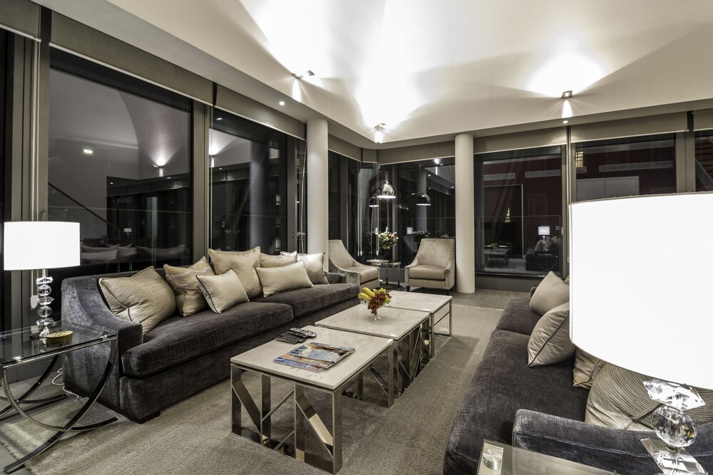 Luxury Penthouse, 3 Bedrooms, Accessible, City View - Living Room