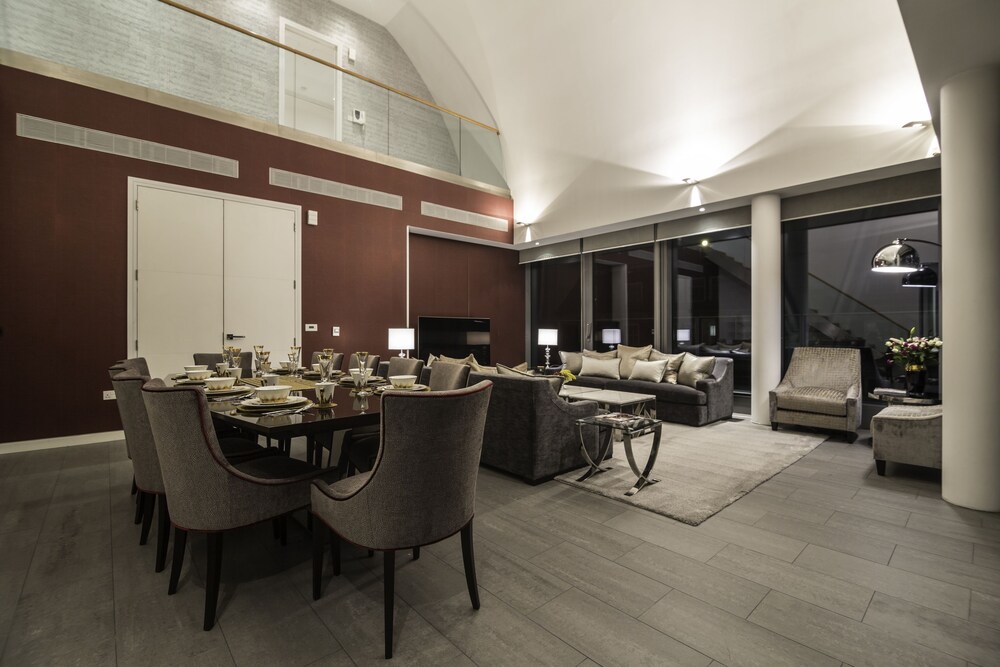 Luxury Penthouse, 3 Bedrooms, Accessible, City View - Living Room