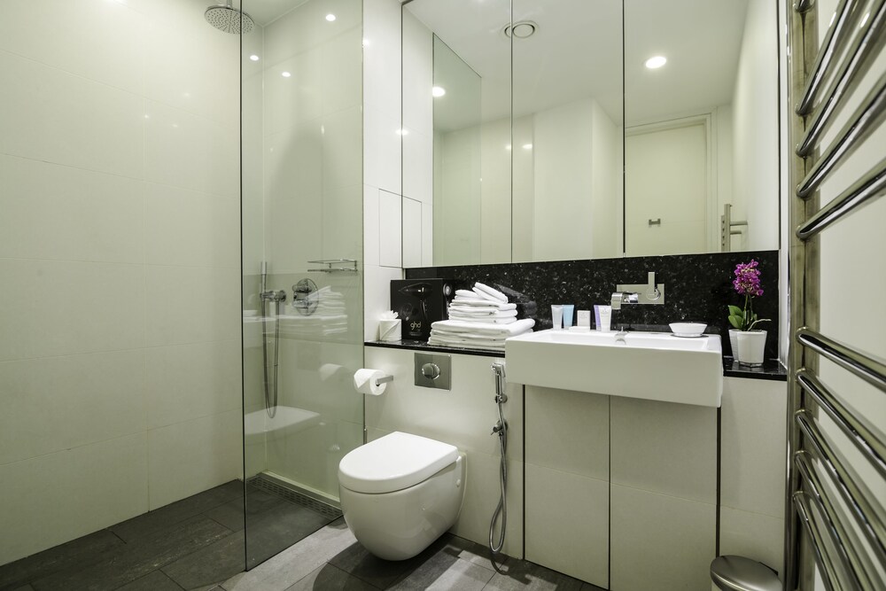 Luxury Penthouse, 3 Bedrooms, Accessible, City View - Bathroom