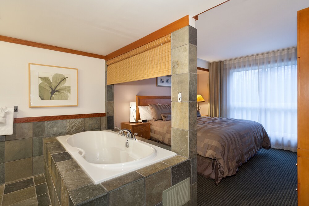 Deep Soaking Bathtub
