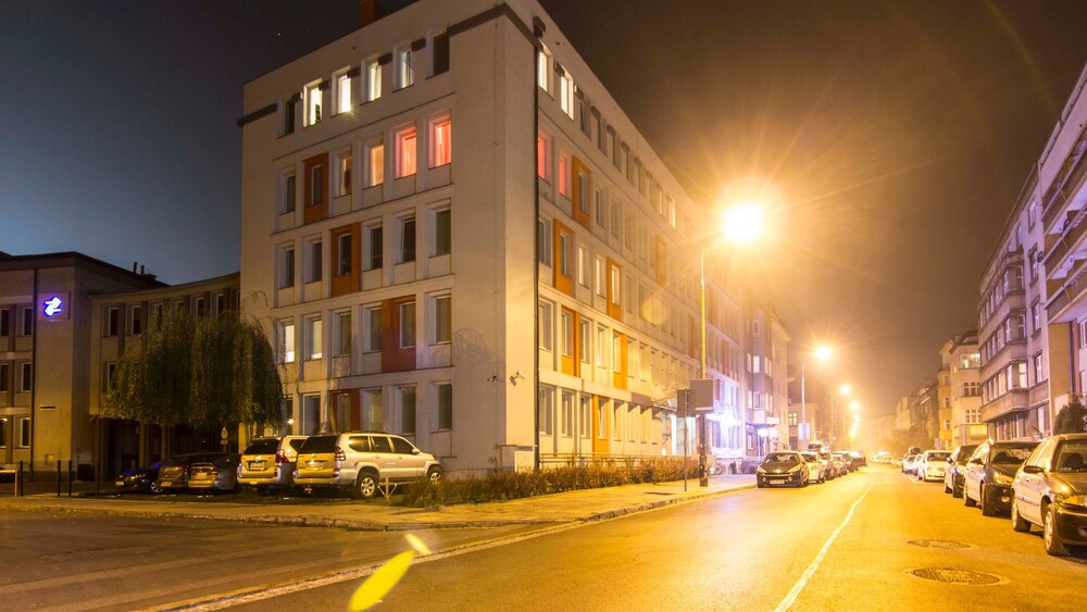 Hotellets fasade – kveld/natt