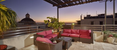Decanter Hotel