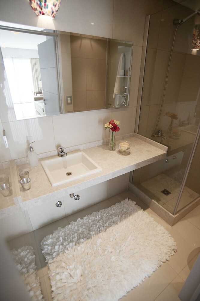 Studio Apartment - Bathroom
