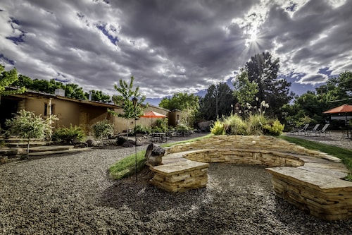 Stone Lizard Lodging