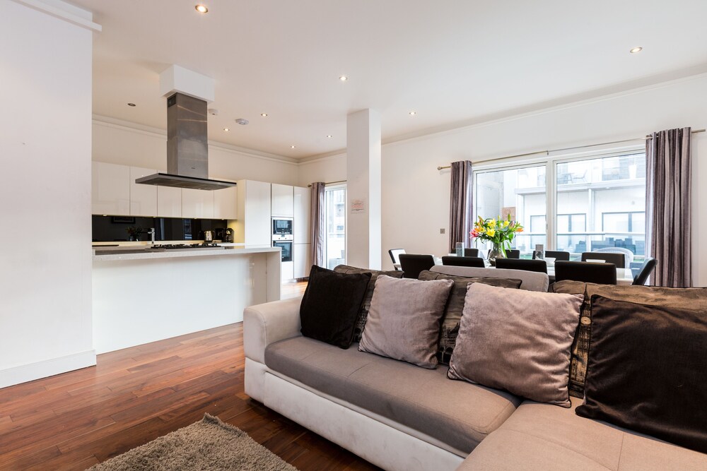 Premier Apartment, 3 Bedrooms, Accessible, Patio - Living Area