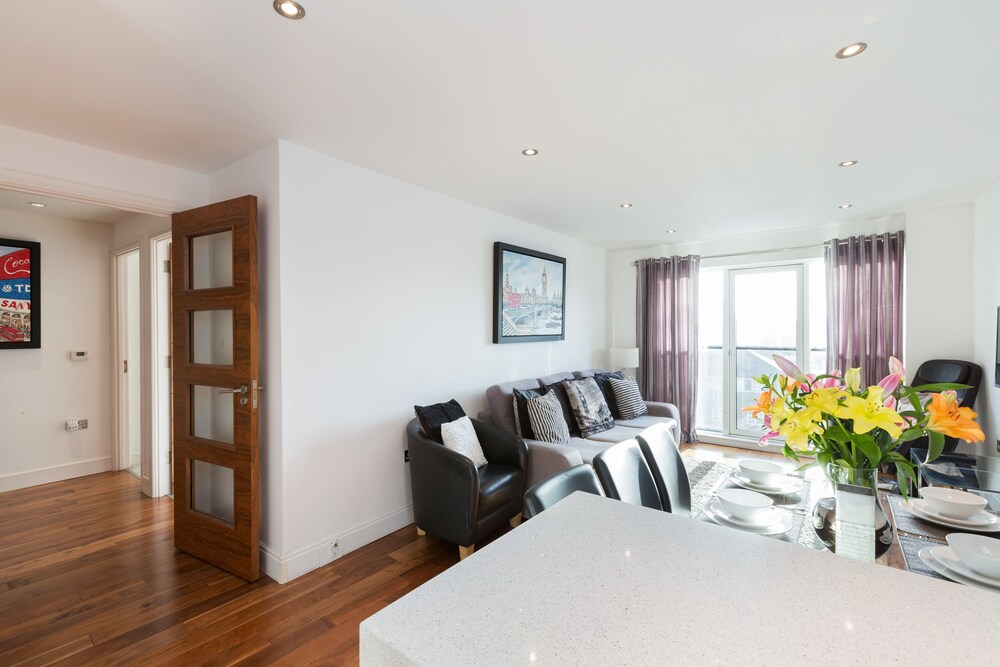 Premier Apartment, 2 Bedrooms, Accessible, City View - Living Area