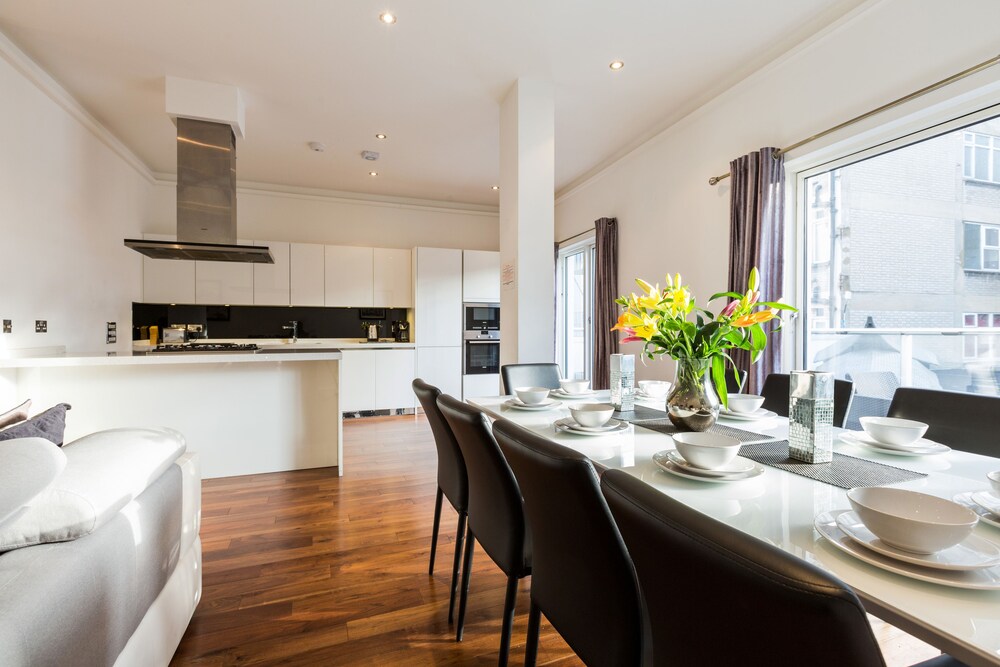 Premier Apartment, 3 Bedrooms, Accessible, Patio - Living Area