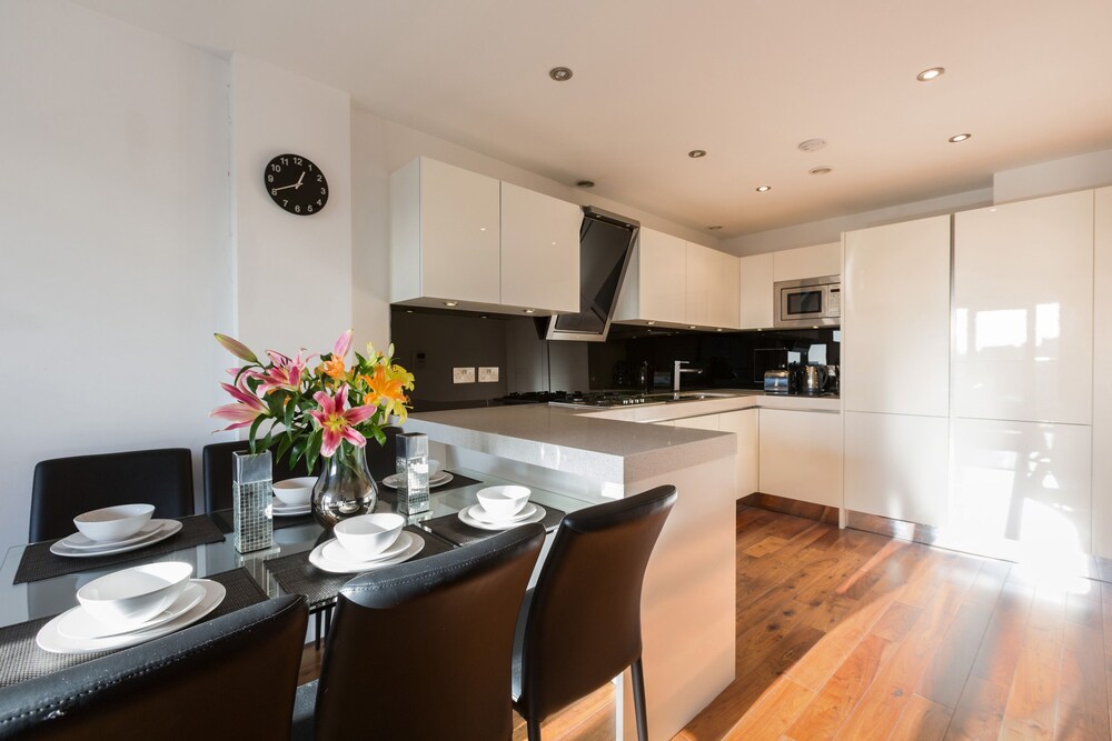 Premier Apartment, 2 Bedrooms, Accessible, City View - In-Room Dining