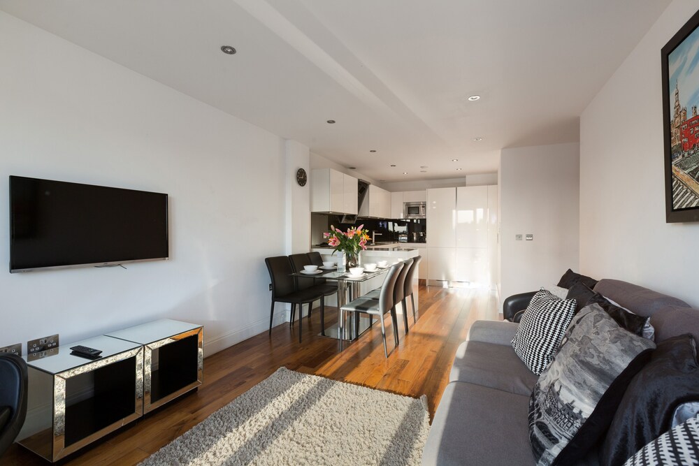 Premier Apartment, 2 Bedrooms, Accessible, City View - Living Area