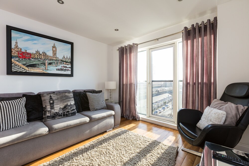 Premier Apartment, 2 Bedrooms, Accessible, City View - Living Area