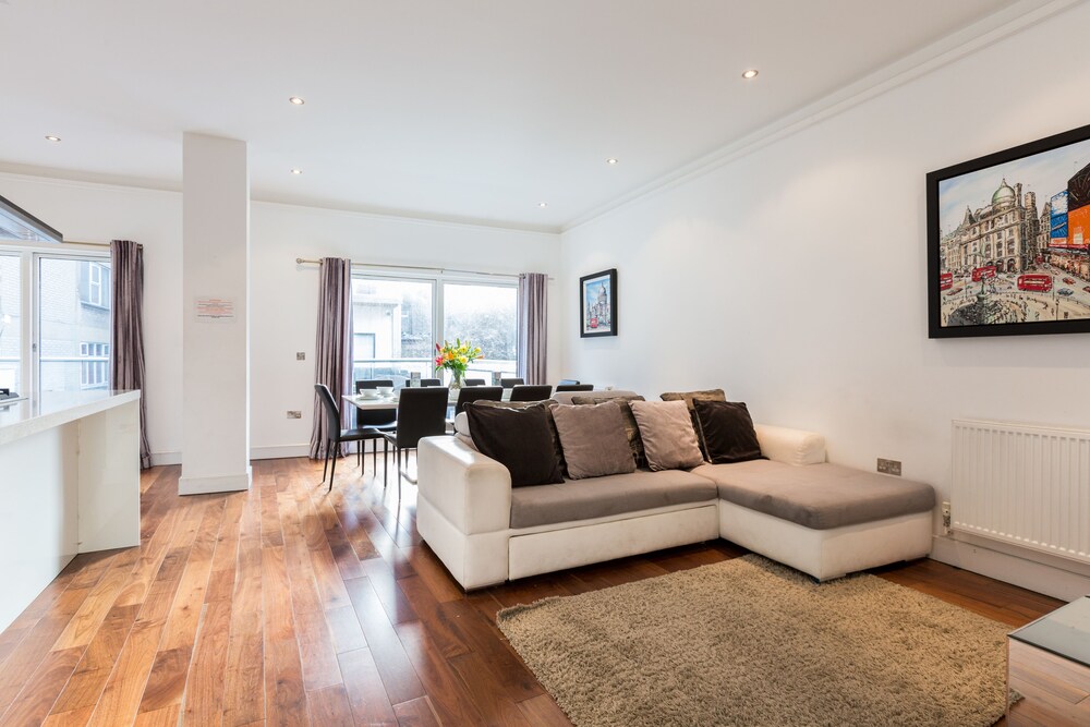 Premier Apartment, 3 Bedrooms, Accessible, Patio - Living Area