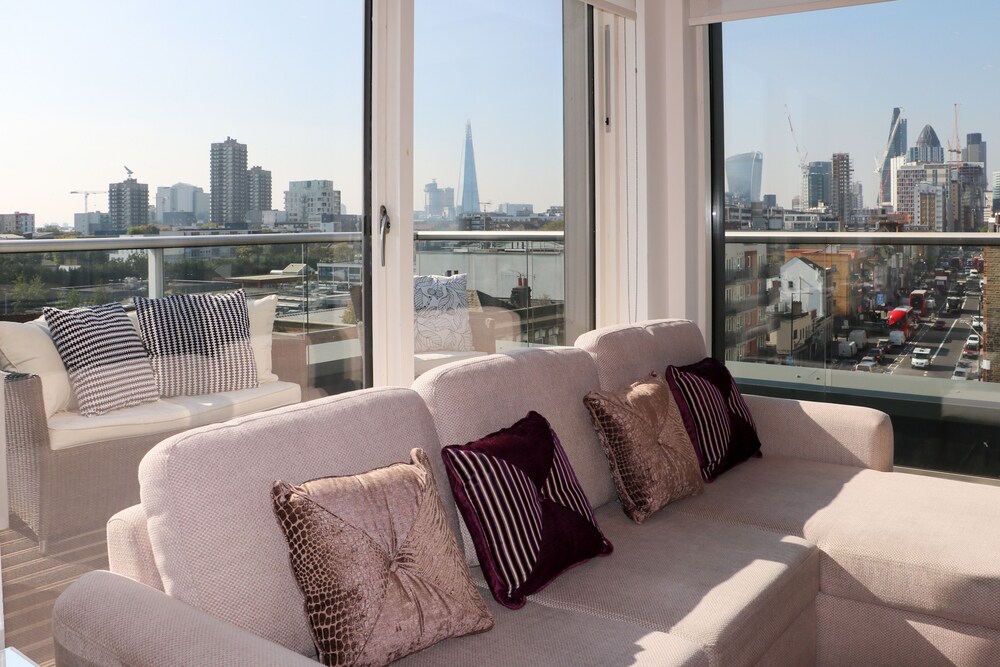 Luxury Penthouse, 2 Bedrooms, Terrace, City View - Living Area