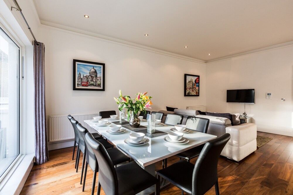 Premier Apartment, 3 Bedrooms, Accessible, Patio - Living Area