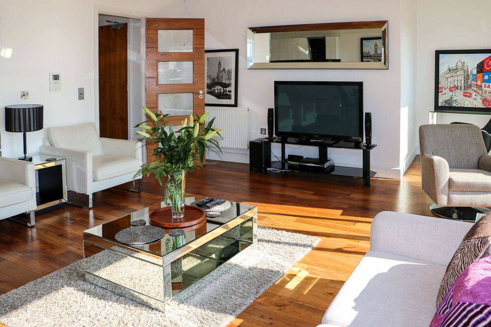 Luxury Penthouse, 2 Bedrooms, Terrace, City View - Living Area