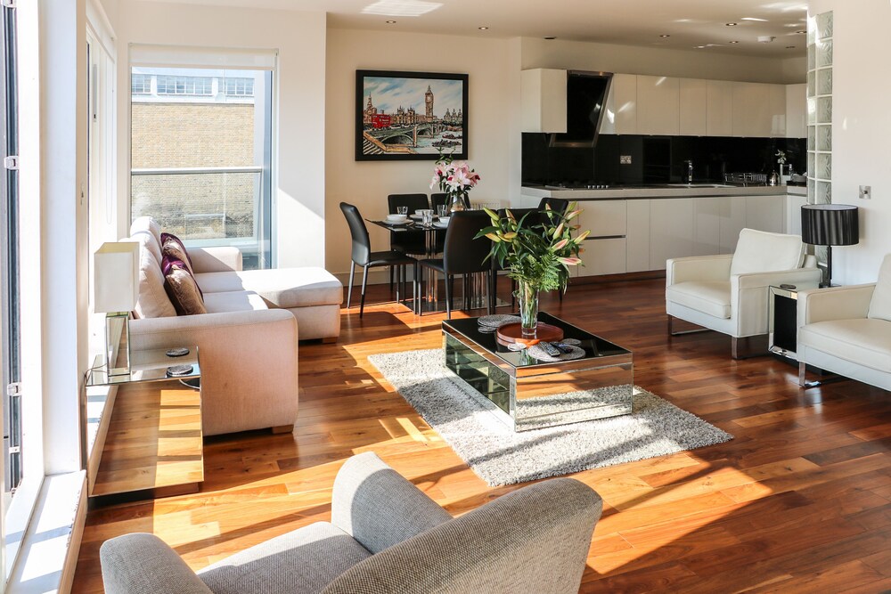 Luxury Penthouse, 2 Bedrooms, Terrace, City View - Living Area