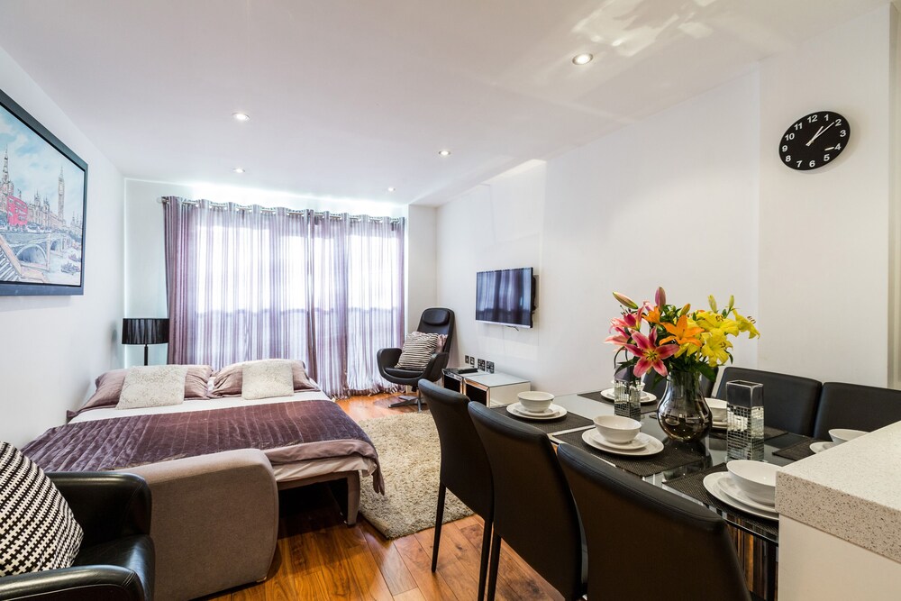 Premier Apartment, 2 Bedrooms, Accessible, City View - Living Room