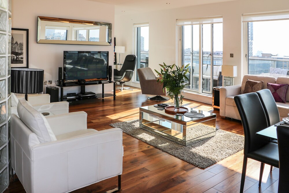 Luxury Penthouse, 2 Bedrooms, Terrace, City View - Living Area