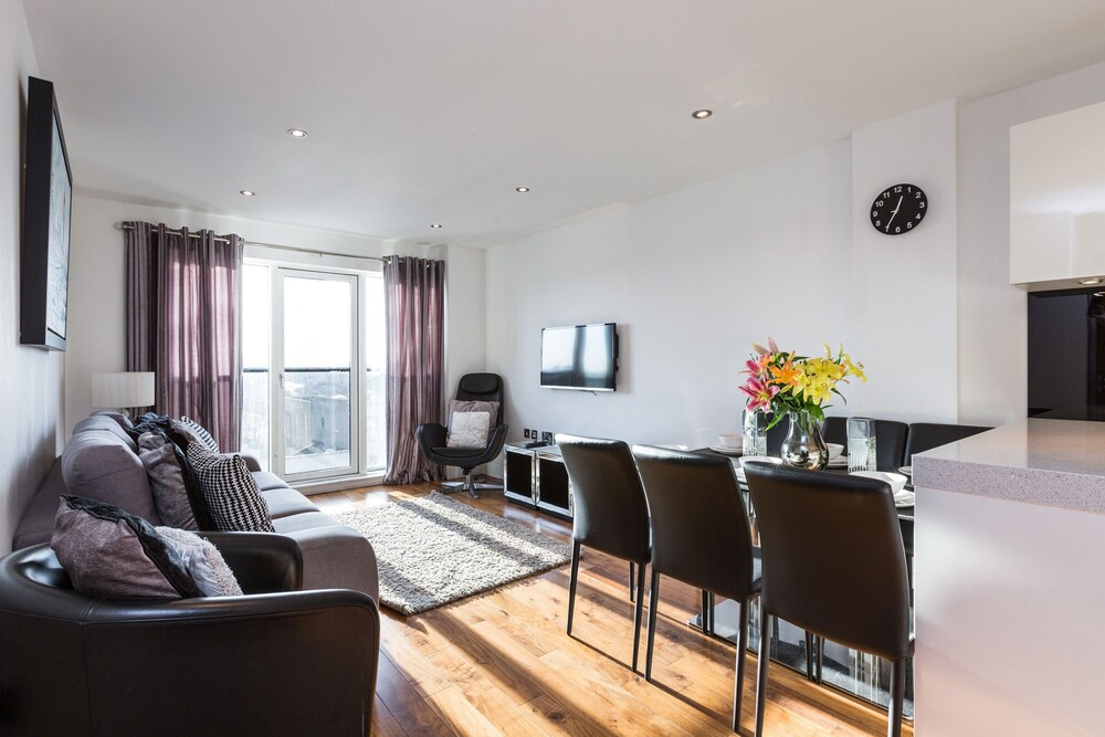 Premier Apartment, 2 Bedrooms, Accessible, City View - Guestroom