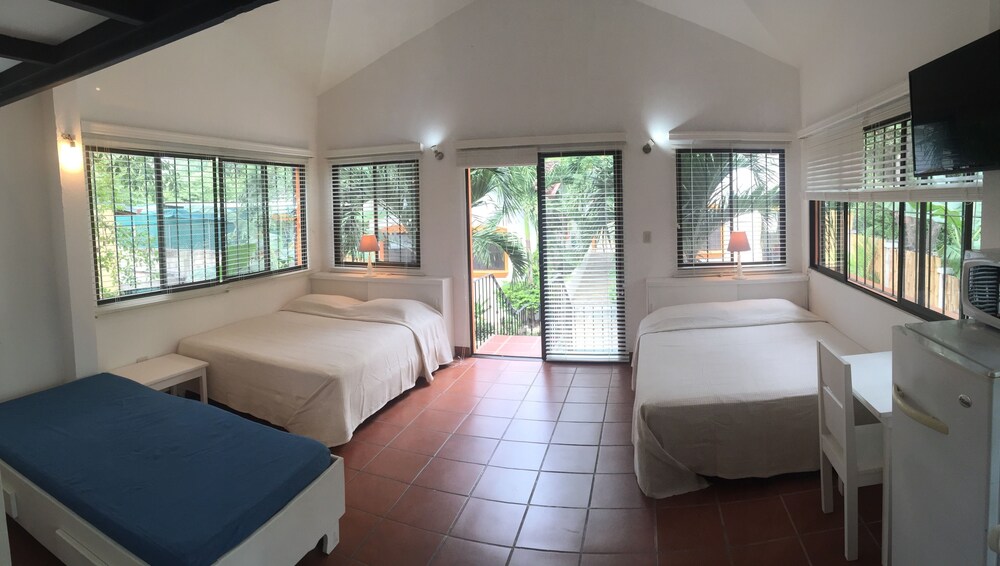 Superior Quadruple Room, Garden View, Poolside - Guestroom