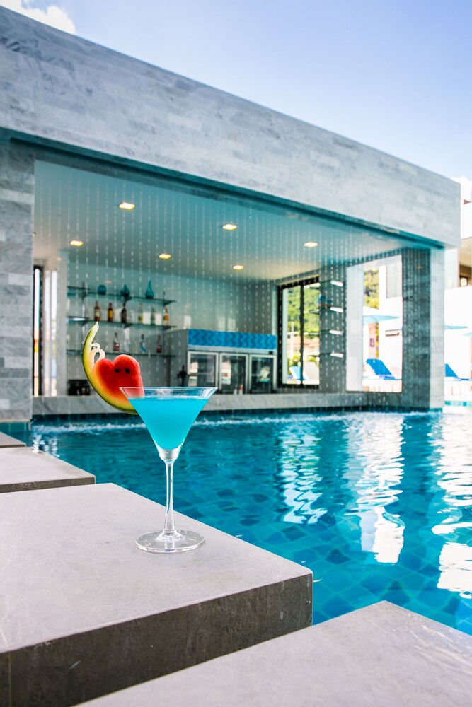 Poolside Bar