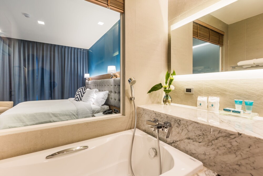 Deep Soaking Bathtub