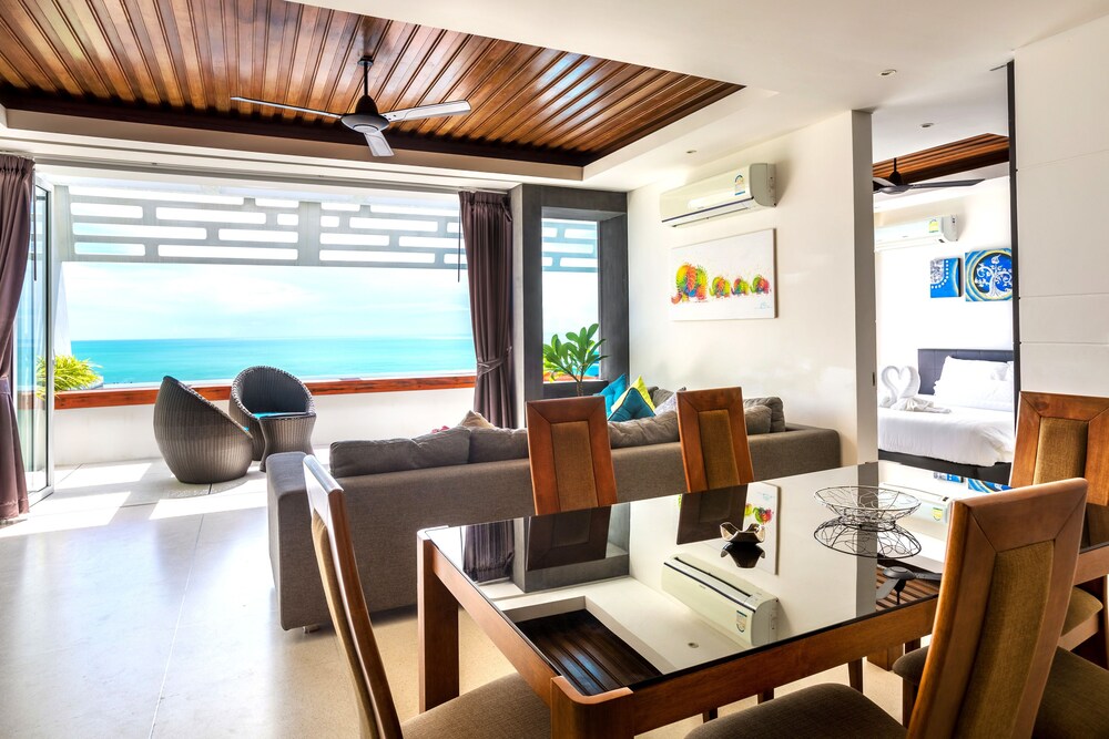 객실 내 식사 (Three Bed Room Coral Villa)