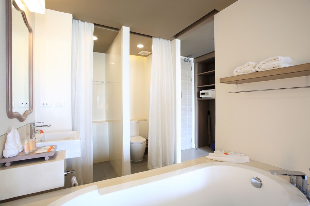 Deep Soaking Bathtub
