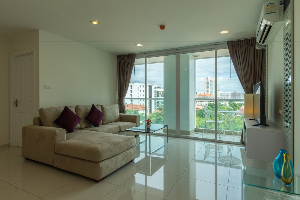 거실 (Two Bedroom Apartment)