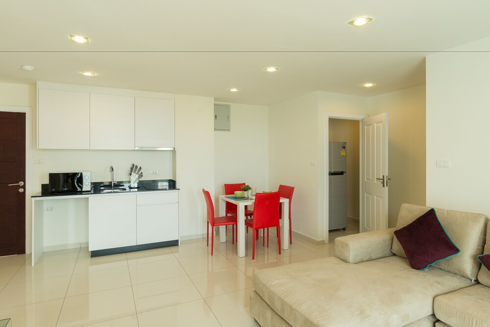 거실 (Two Bedroom Apartment)