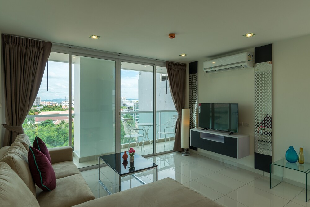 거실 (Two Bedroom Apartment)