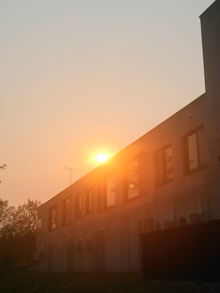 호텔 정면 - 저녁/밤