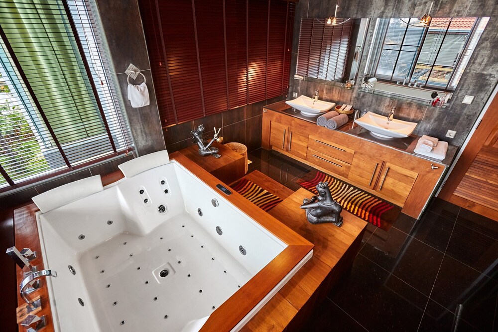 욕실 (5 Bedrooms Villa)