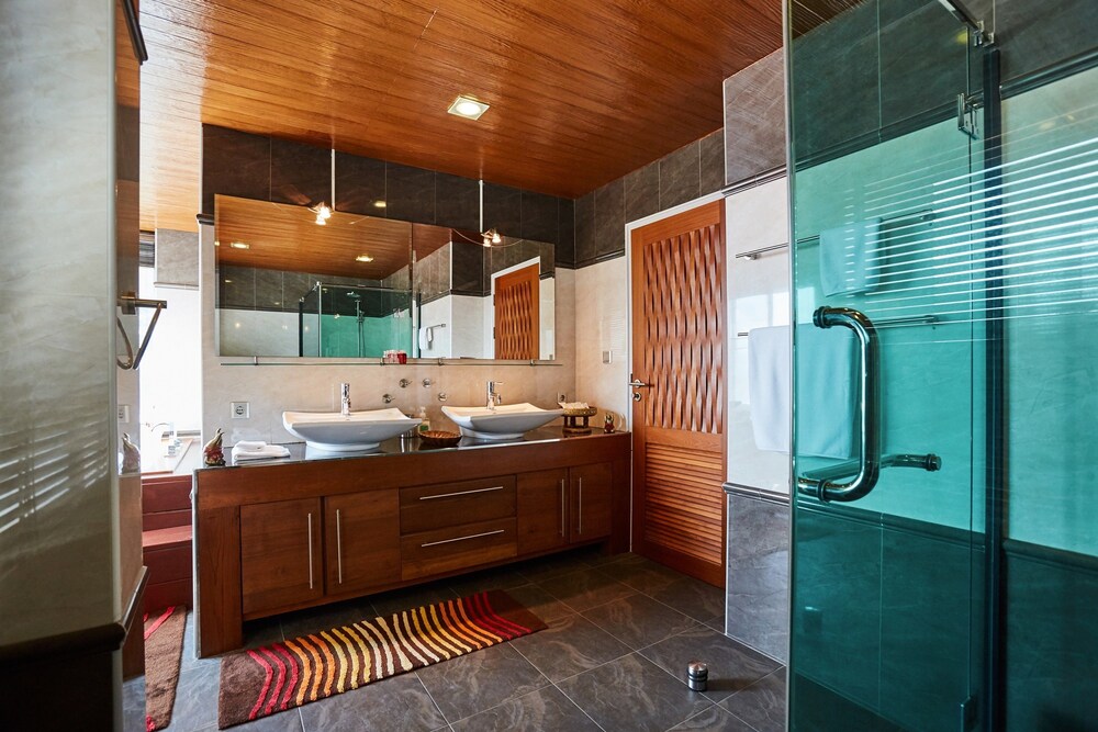 욕실 (5 Bedrooms Villa)