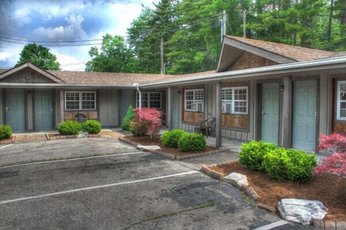 The Shady Lawn Lodge